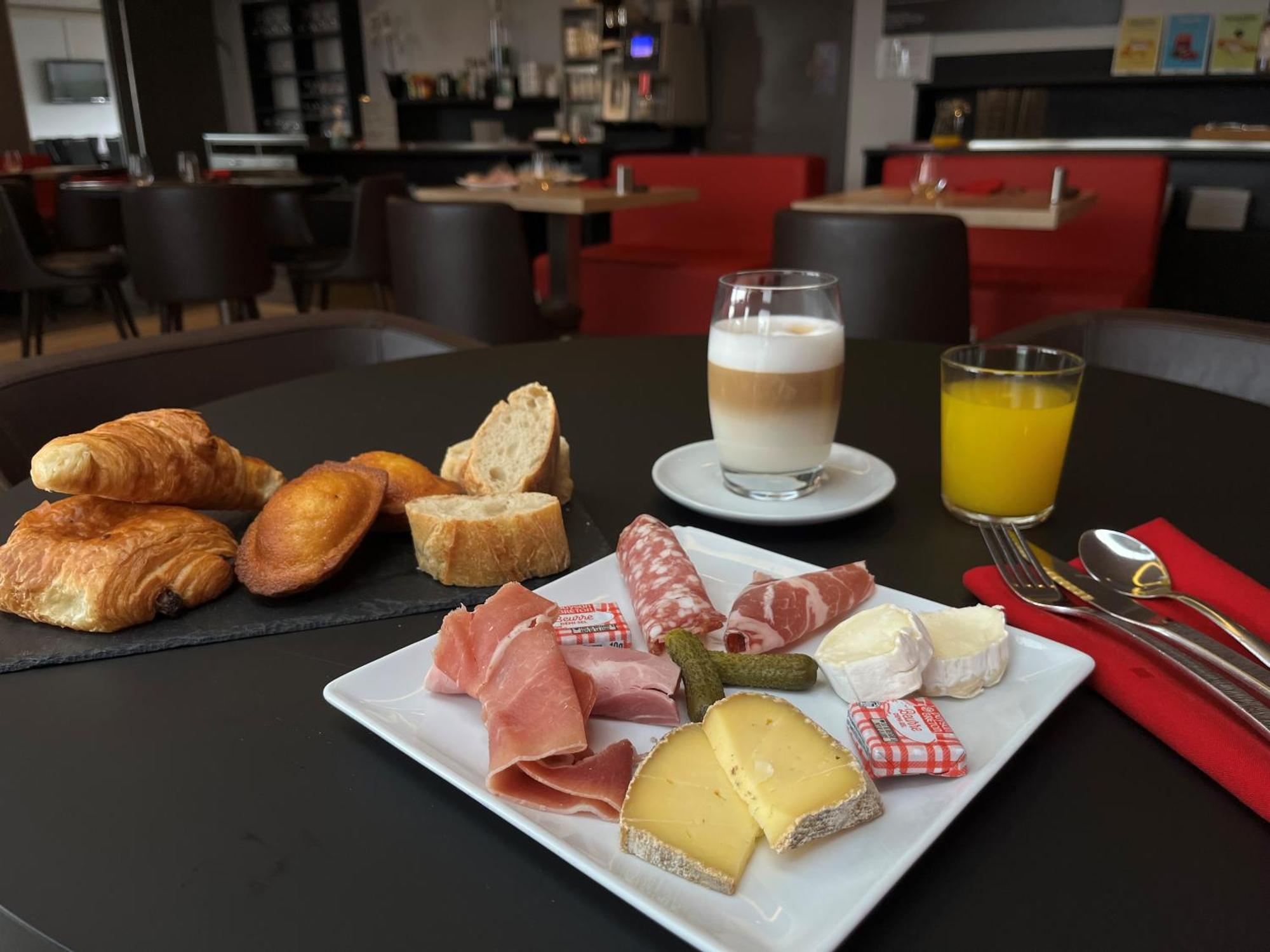 Brit Hotel Quimper Nord Ergue-Gaberic Bagian luar foto